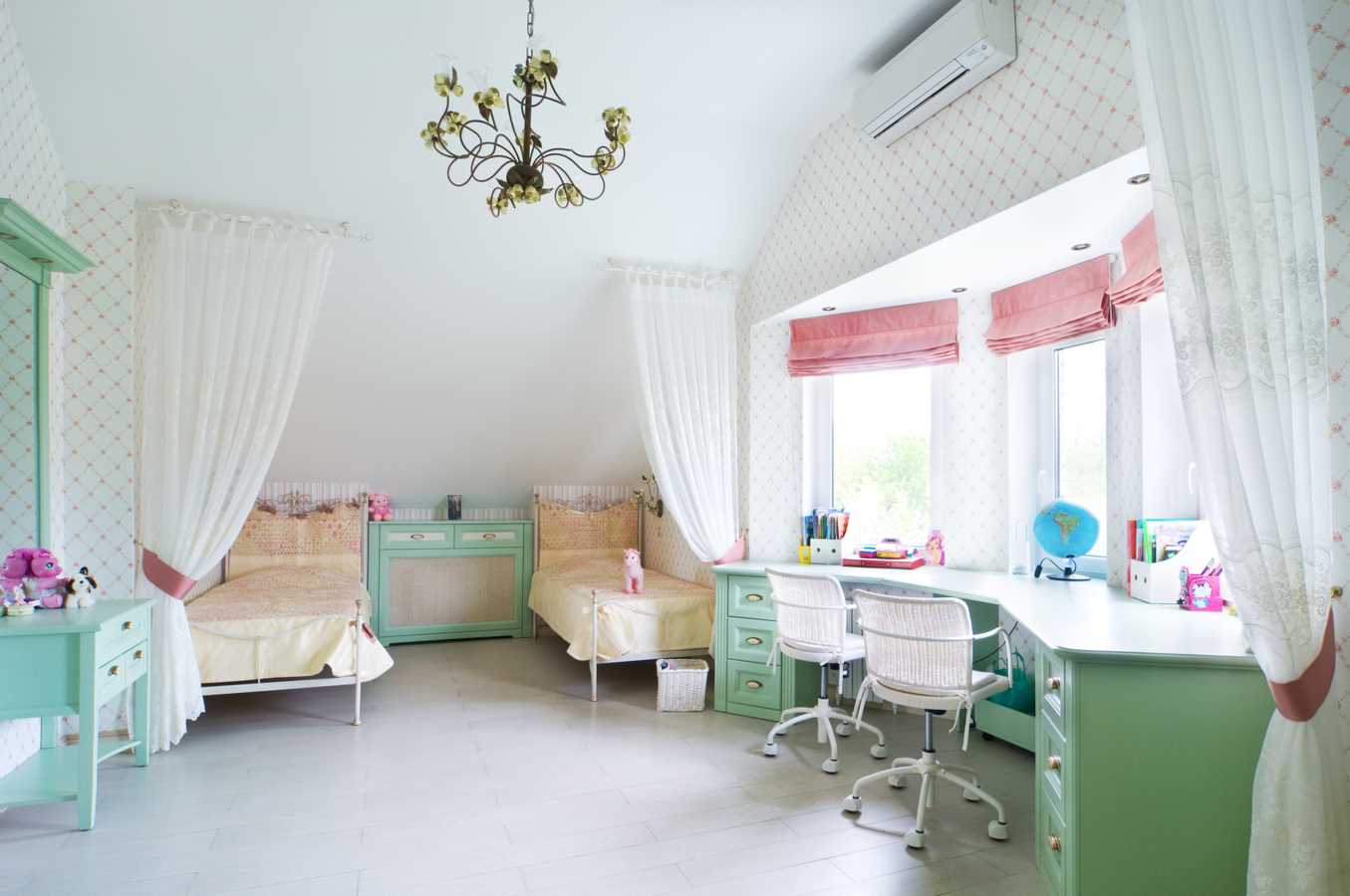 Пример за яркия дизайн на детска стая за две момичета