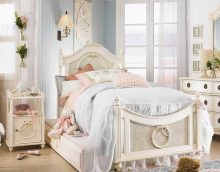 idee de interior dormitor luminos pentru o fată într-un stil foto modern