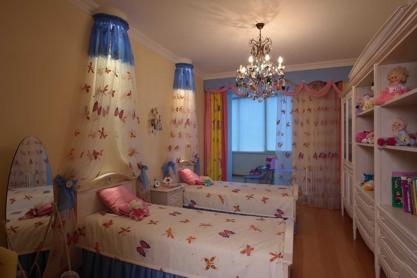 Un exemplu de stilul luminos al unei camere pentru copii pentru două fete