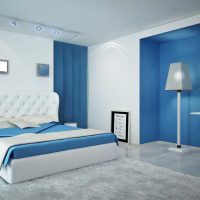 ideja izmantot neparastu zilu krāsu istabas dizaina attēlā