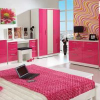 myšlenka použití růžové ve světlé bytové designové fotografii