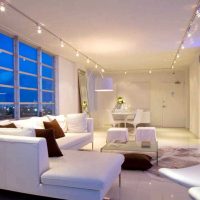 myšlenka použití světelného designu ve světlém interiéru domu