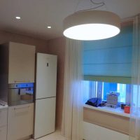 pemakaian reka bentuk cahaya dalam foto dalaman apartmen yang terang