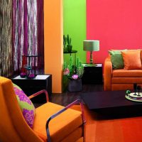 ideja par neparastu krāsu kombināciju mūsdienu istabas attēla interjerā