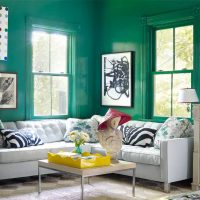 myšlenka krásné kombinace barev v interiéru moderního pokoje