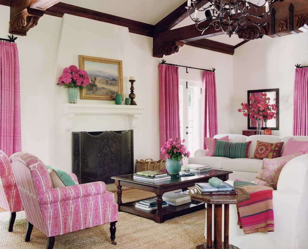 růžová aplikace ve světlém interiéru bytu