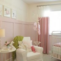 myšlenka použití růžové v neobvyklém obrázku interiéru bytu