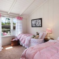růžová aplikace v krásném bytě designové foto
