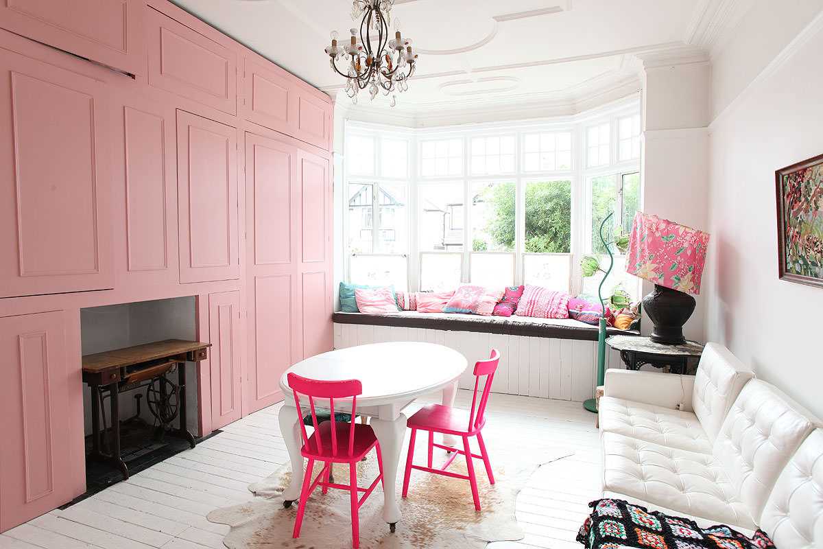 aplicație roz într-un design luminos de apartament