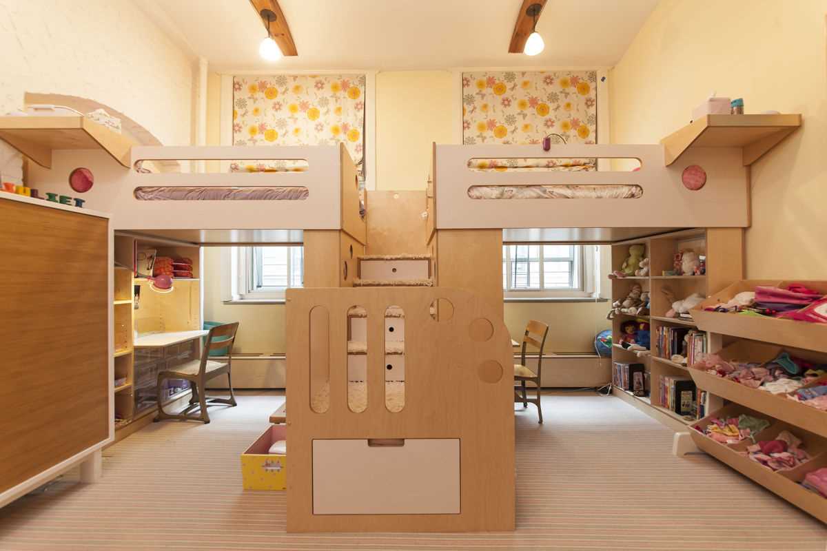 versiune a designului frumos al unei camere pentru copii pentru două fete