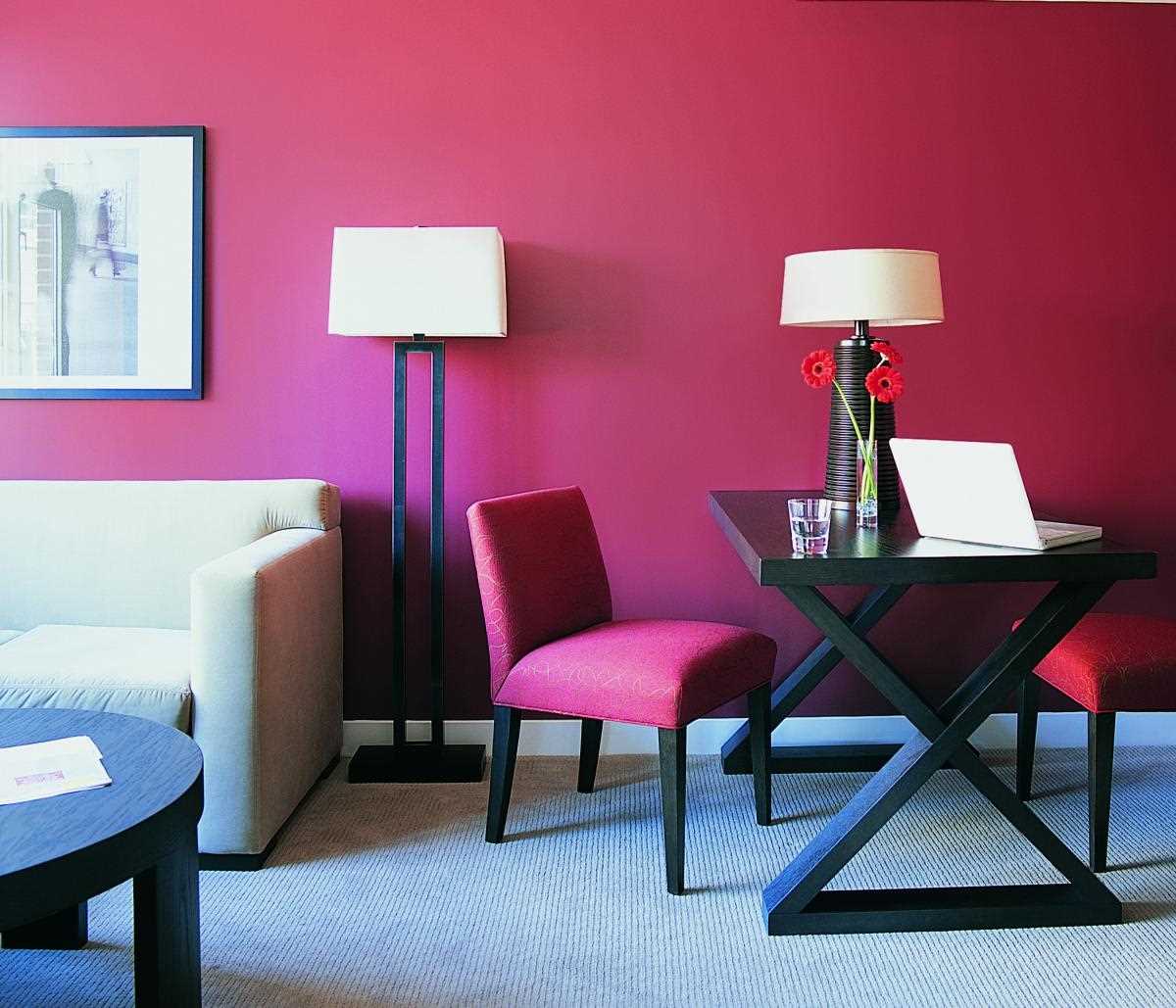 Contoh menggunakan merah jambu di pedalaman apartmen yang terang