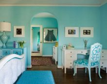 myšlenka použití zajímavé modré barvy ve stylu obrázku domu