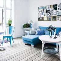 ideja izmantot neparastu zilu krāsu mājas foto stilā
