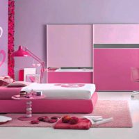 růžové pouzdro v neobvyklém designu místnosti obrázek