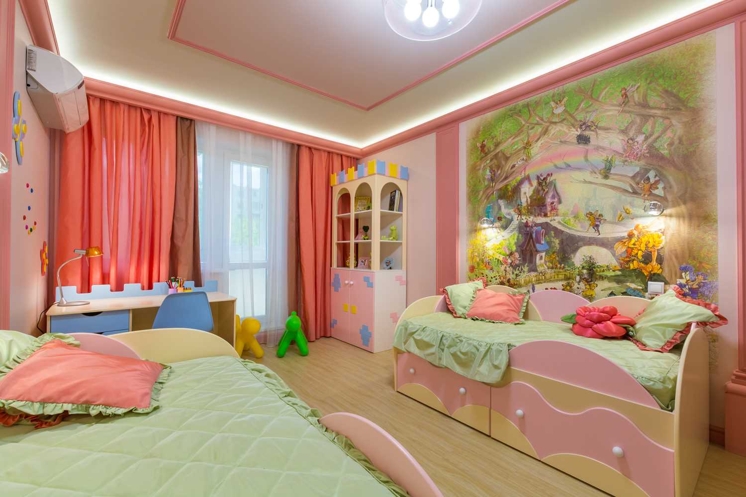 فكرة تصميم جميل لغرفة الأطفال لفتاتين