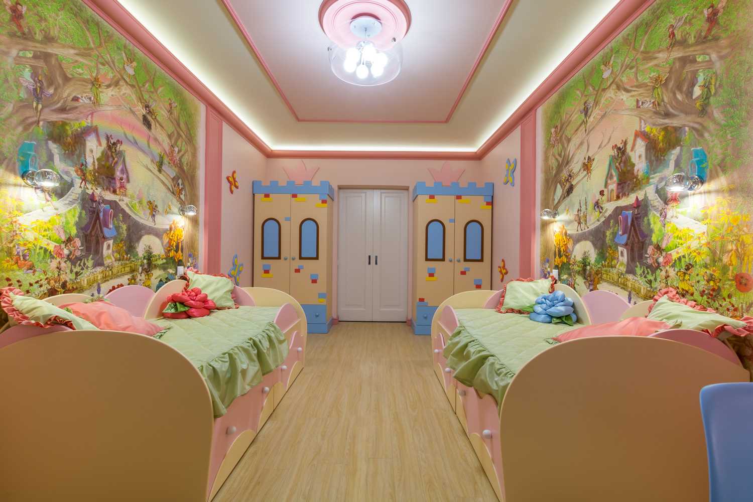 dviejų vaikų mergaičių kambario kambario šviesos dekoro galimybė