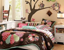 het idee van een mooi slaapkamerdecor in de stijl van patchworkfoto