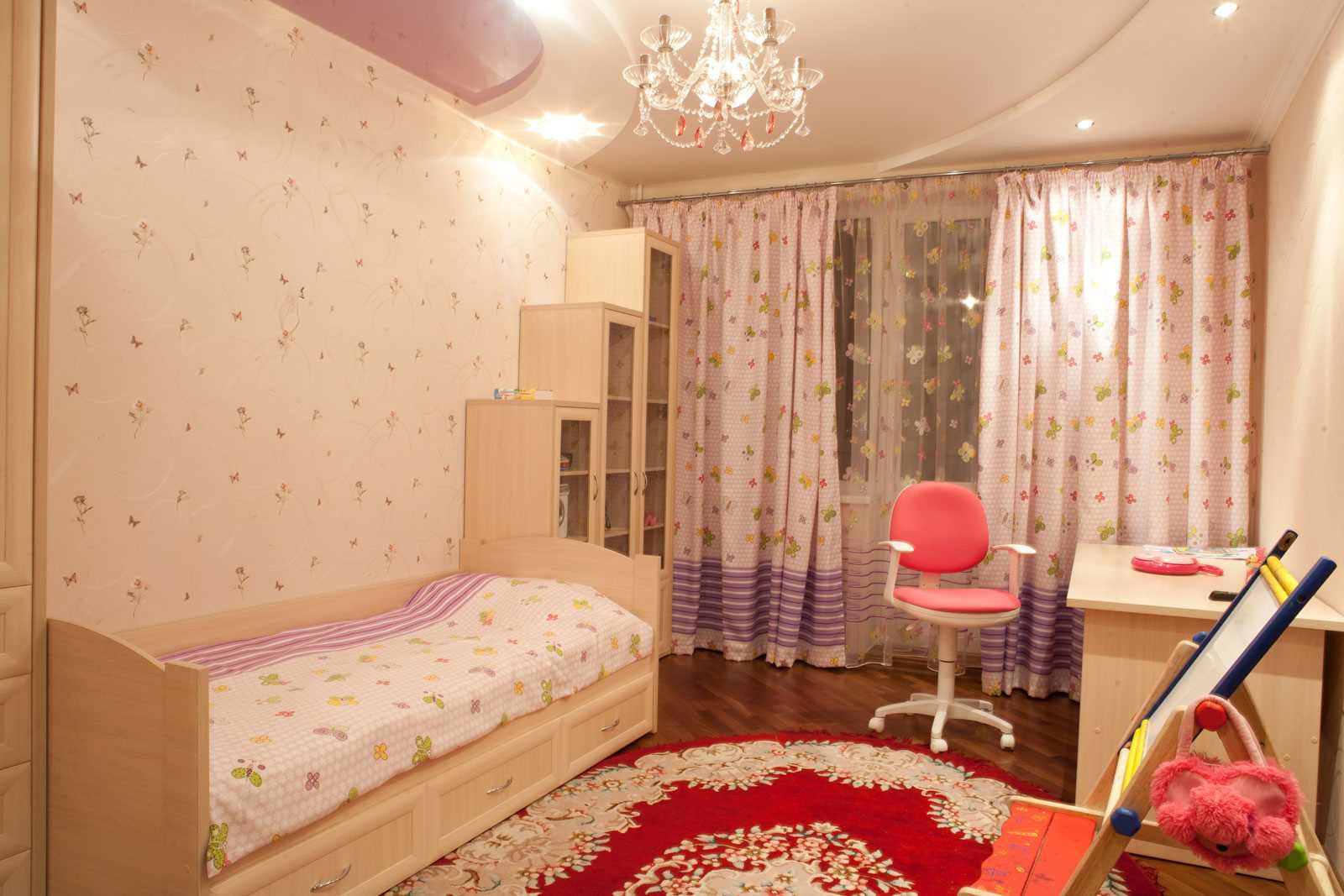 l'idea di un design luminoso di una camera per bambini per una ragazza di 12 mq