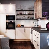 ideja prekrasnog interijera kuhinje veličine 8 m²