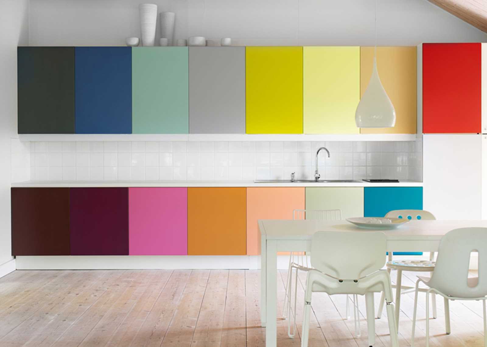 myšlenka kombinace světlých barev ve stylu moderního bytu