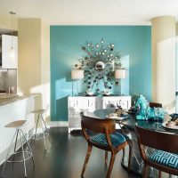 ideea de a folosi albastru strălucitor în imaginea de design pentru acasă