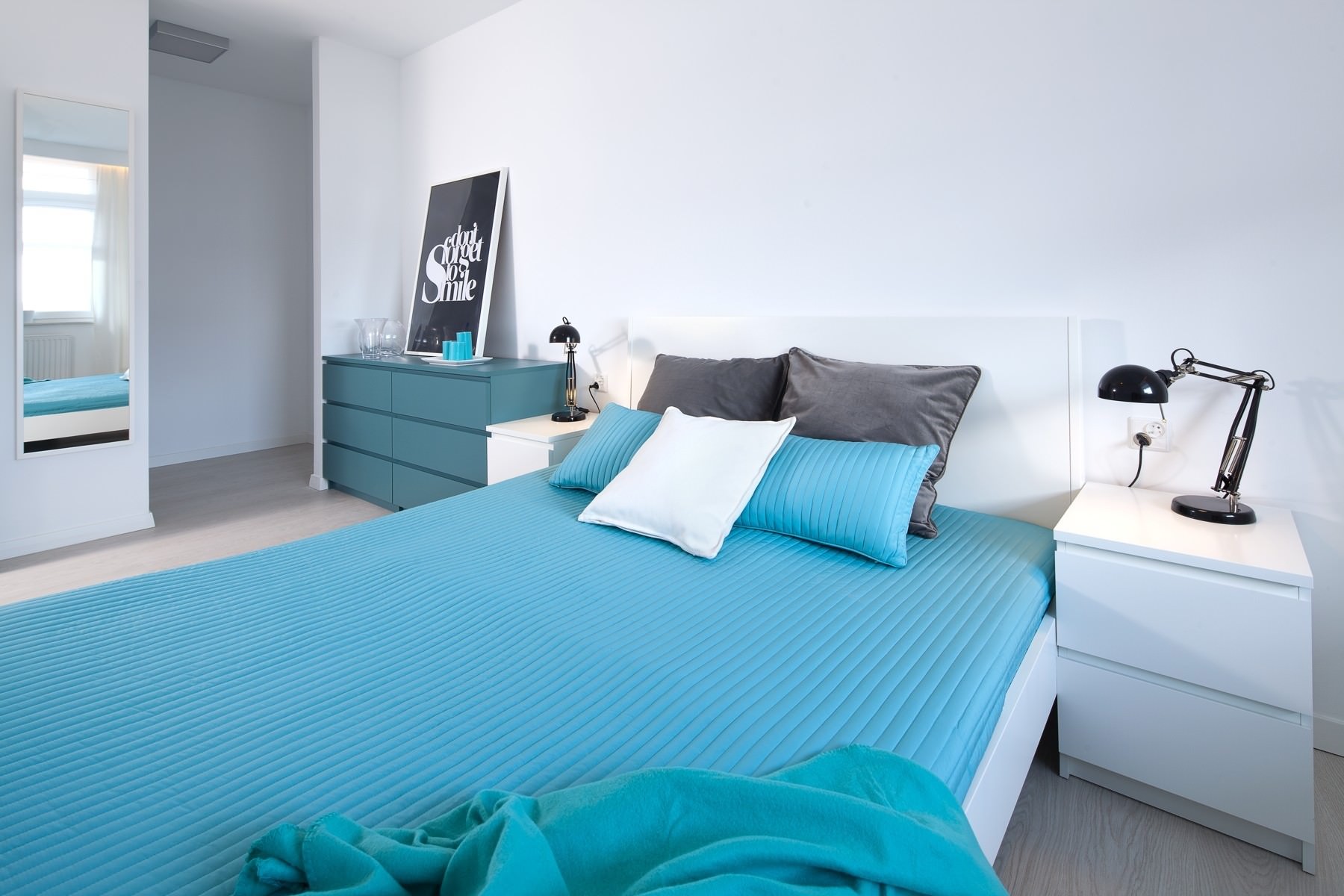 опцията за използване на ярко синьо в дизайна на стаята