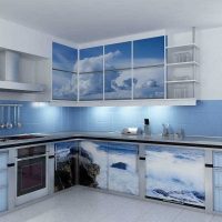 myšlenka použití jasně modré ve stylu obrázku domu