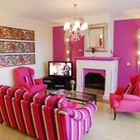 contoh penggunaan merah jambu dalam foto pangsapuri dalaman yang cerah