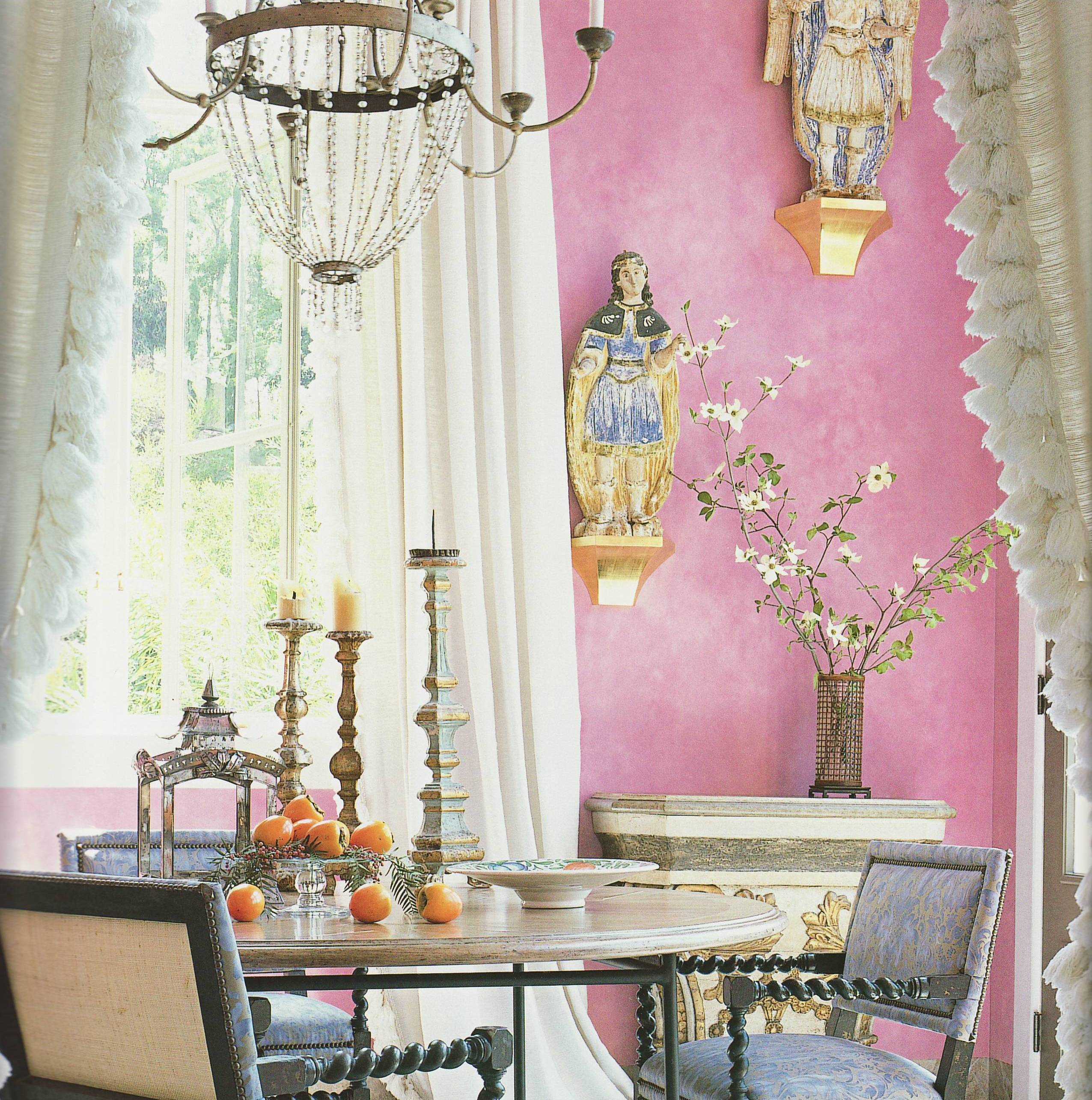 příklad použití růžové ve světlém interiéru bytu