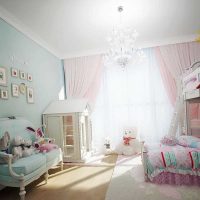 Ryškaus vaikų kambario, skirto dviem mergaitėms, paveikslo pavyzdys