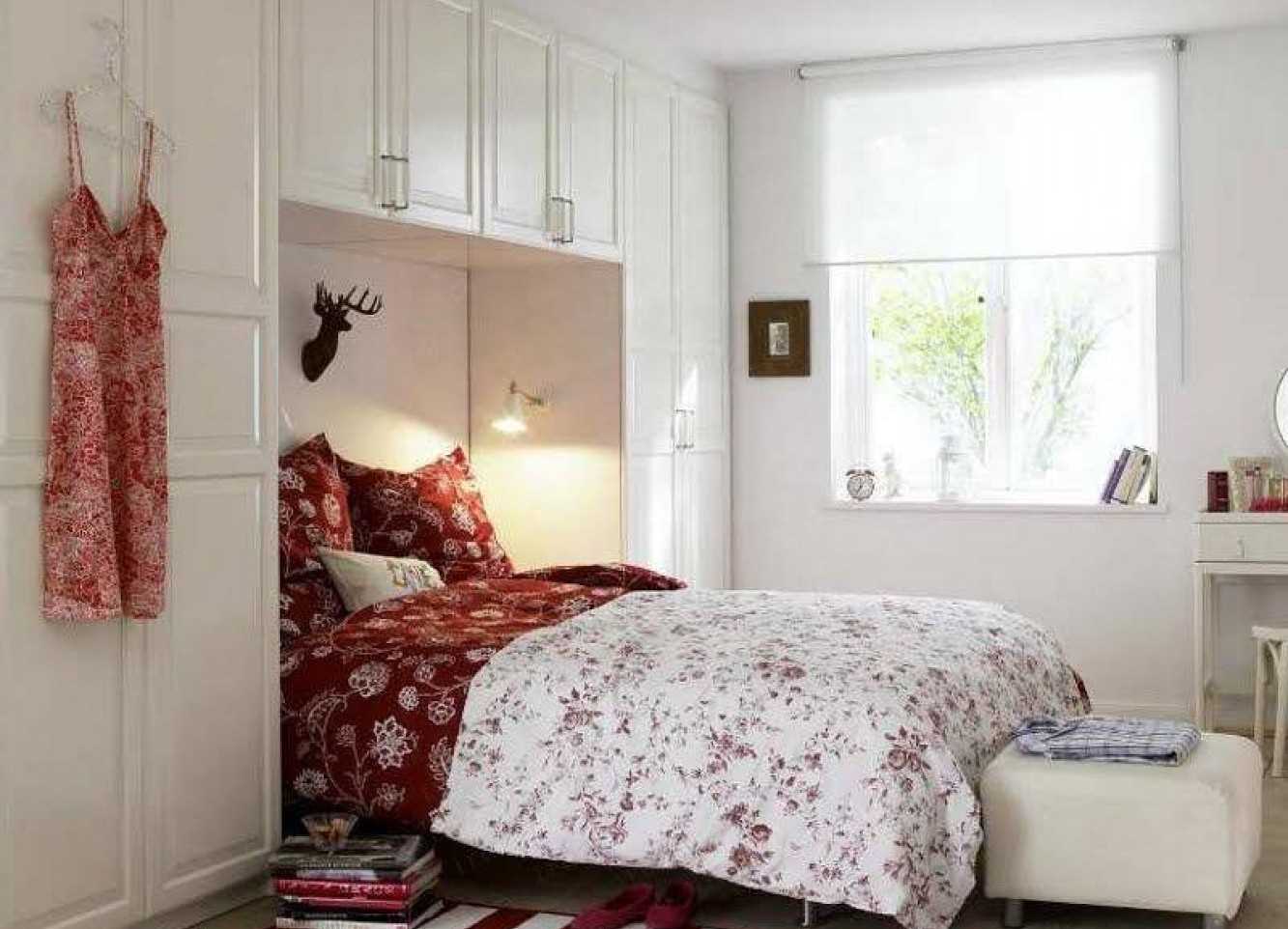variantă a unui decor ușor dintr-o cameră mică de dormitor