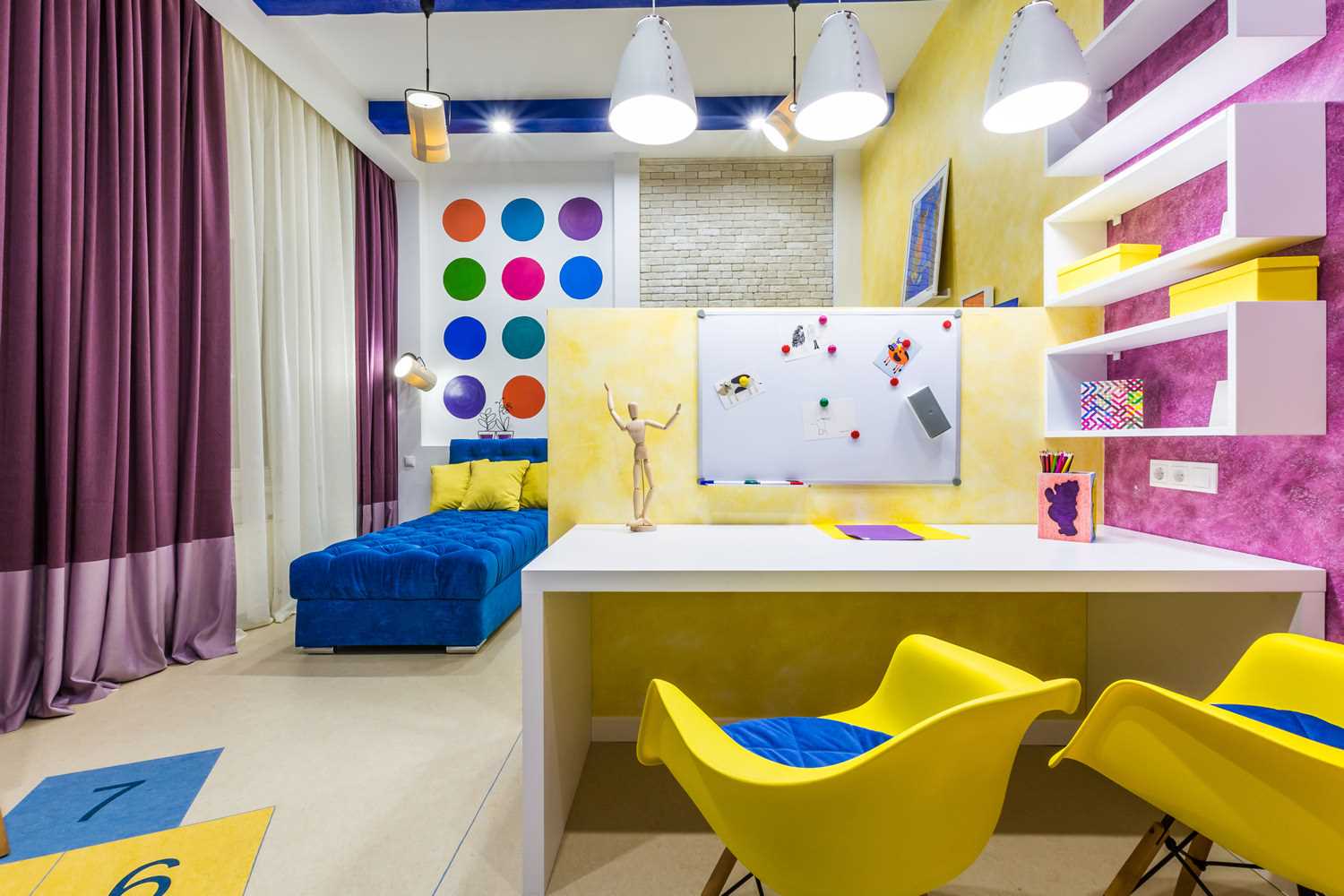 Un exemplu de interior luminos pentru o cameră pentru copii pentru două fete