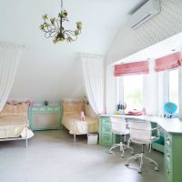 šviesaus stiliaus vaikų kambario mergaitei versija 12 kv. m