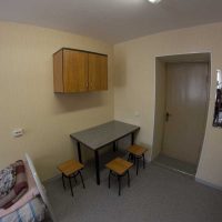 идеята за светъл интериор на малка стая в общежитието