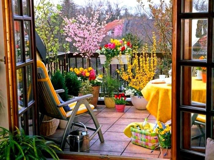 balkona dizains ar ziediem