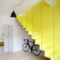 světlé schodiště design v domě