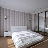 design ložnice s šedou fotografickou tapetu