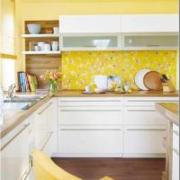 myšlenka použití neobvyklé žluté barvy v interiéru bytu fotografie