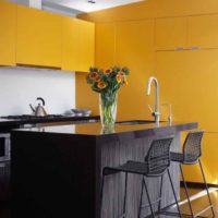 Spilgti dzeltenas krāsas izmantošanas piemērs istabas dizainā