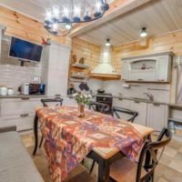 idea hiasan dapur yang terang di foto rumah kayu