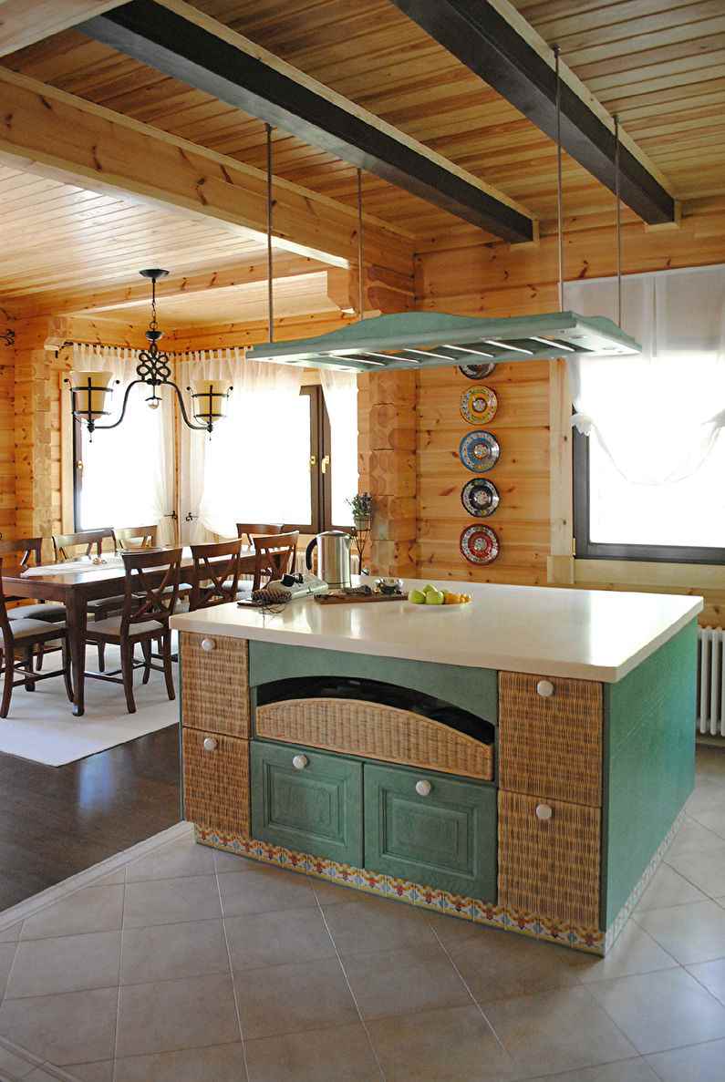 het idee van een lichte inrichting van de keuken in een houten huis