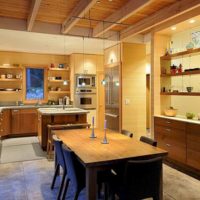 šviesaus stiliaus virtuvės variantas medinio namo nuotraukoje