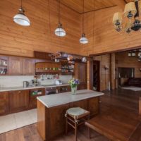 gražaus virtuvės dizaino variantas medinio namo nuotraukoje
