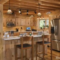 Primjer svijetlog interijera kuhinje u drvenoj kući
