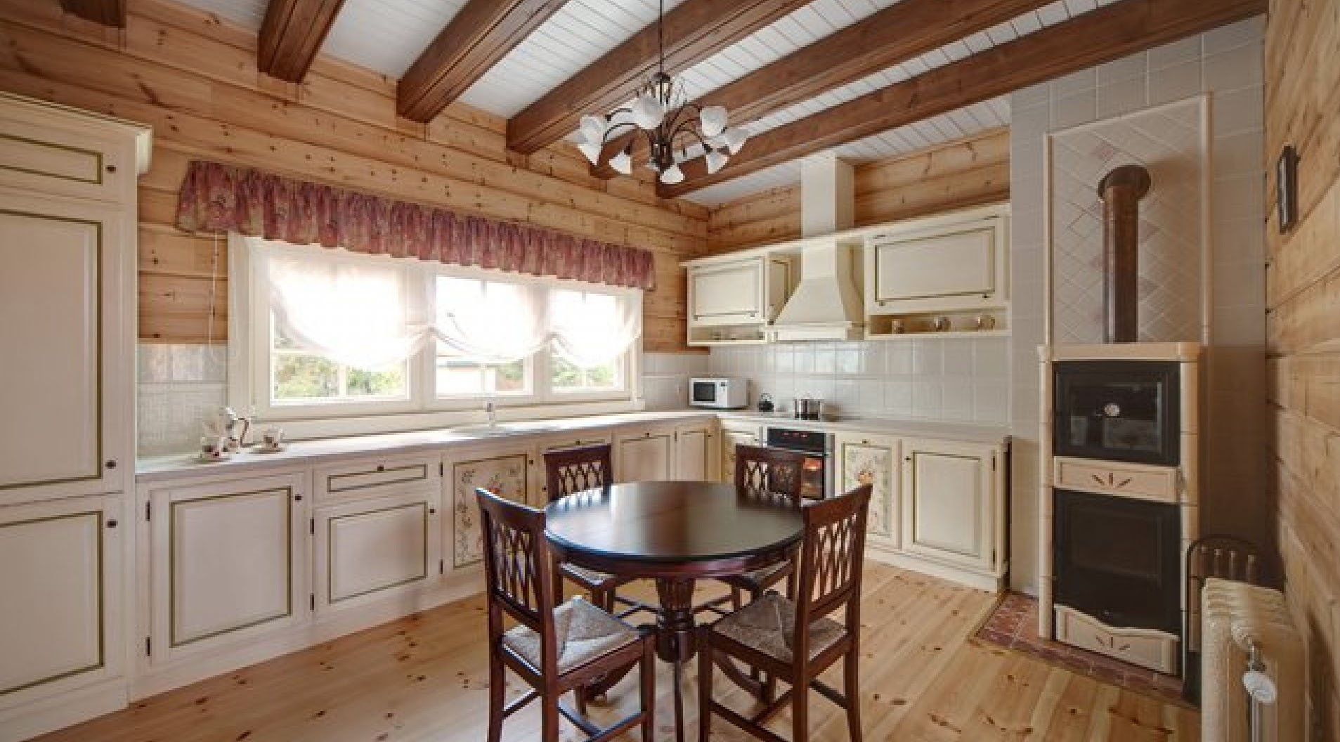 gražaus stiliaus virtuvės mediniame name variantas