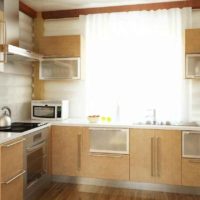 ideea unui decor frumos de bucătărie într-o imagine de casă din lemn