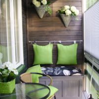 зелено в дизайна на малък балкон