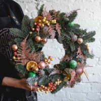 ideja izmantot spilgtu Ziemassvētku vainaga dekoru ar savām rokām attēlu