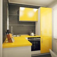 primjena svijetlo žute boje u dizajnu fotografije stana