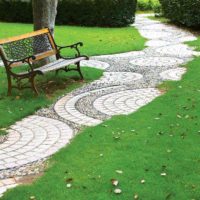 идеята за използване на ярки градински пътеки в дизайна на картината на двора